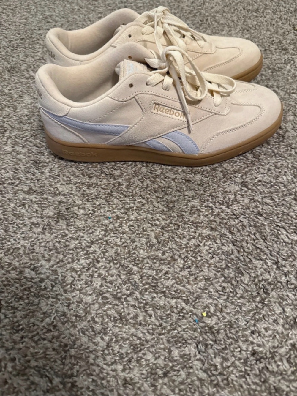 Reebok Women's Low-Top Sneakers in Cream with Light Blue Stripes and Gum Sole